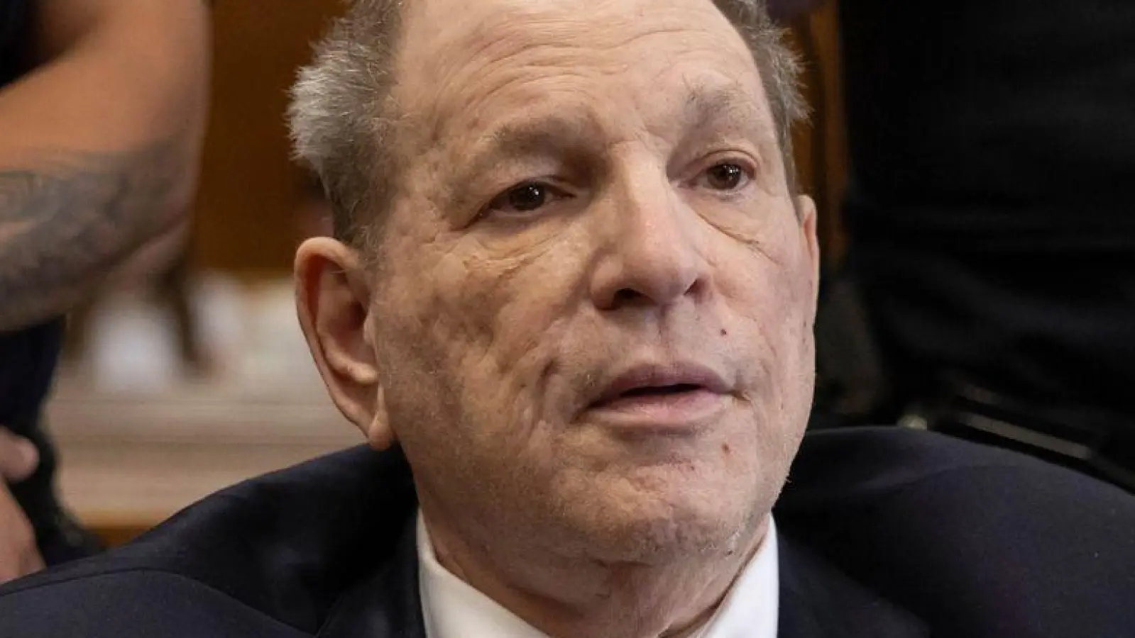 Der Prozess gegen den Ex-Filmmogul Weinstein wurde neu aufgerollt. (Archivbild) (Foto: Yuki Iwamura/AP/dpa)