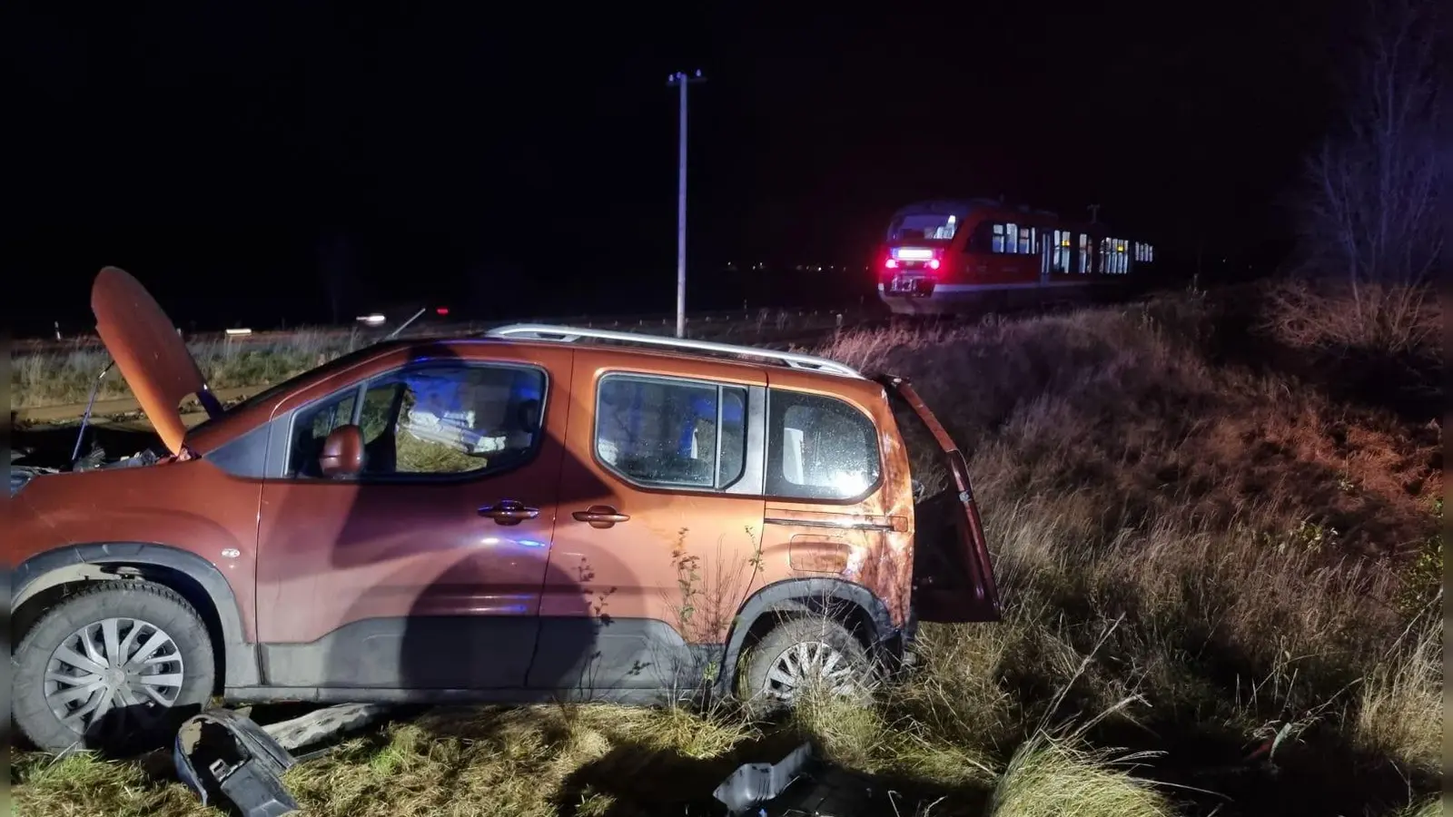 Bei einem Unfall an einem Bahnübergang nahe Dietersheim wurden zwei Personen leicht verletzt. (Foto: Patrick Lauer)