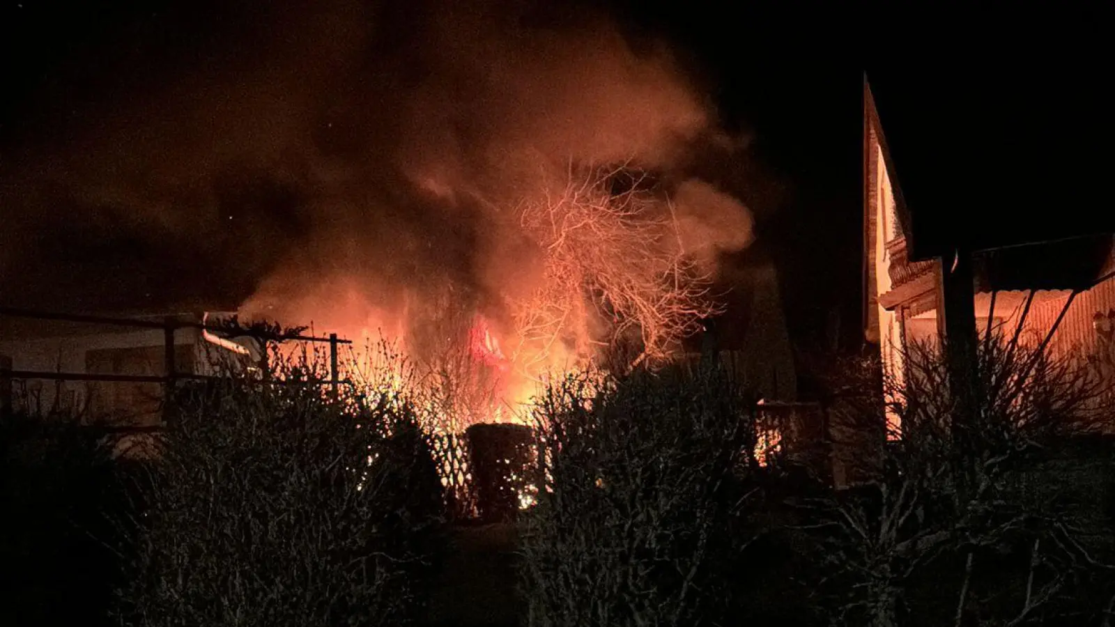 In Weinberg loderten am Samstagabend Flammen im Freien auf - unter anderem brannte eine Hecke. (Foto: Marc Fickert)