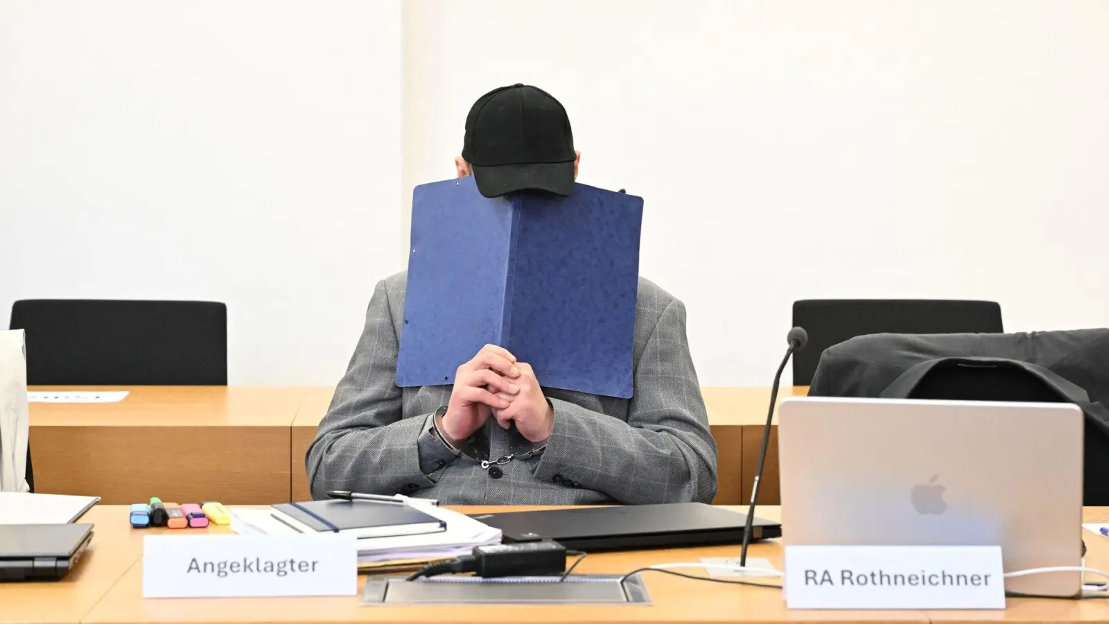 Ein 39 Jahre alter Mann soll in Zwiesel zwei Nachbarinnen und einen Nachbarn ermordet haben. Gegen ihn hat nun vor dem Landgericht Deggendorf der Prozess begonnen. (Foto: Felix Hörhager/dpa)