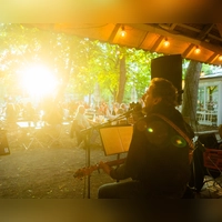 Beim Altstadtfest in Ansbach spielte das Wetter teilweise sehr gut mit – die Besuchenden ließen sich von Regengüssen aber nicht beeindrucken. (Foto: Evi Lemberger)