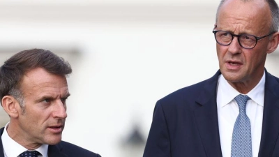 Bundeskanzler Friedrich Merz empfing Emmanuel Macron am Abend auf Schloss Bensberg bei Köln, um das Regierungstreffen am Freitag vorzubereiten.  (Foto: Rolf Vennenbernd/dpa)