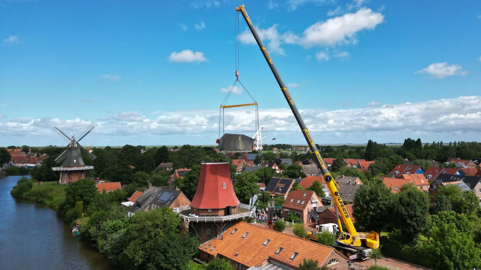 Rund acht Jahre lang war das denkmalgeschützte Ensemble der beiden Zwillingsmühlen in Greetsiel nicht komplett.  (Foto: Lars Penning/dpa)
