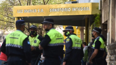 Polizisten vor der Privatklinik in Argentinien. (Foto: Diego Araoz/telam/dpa)