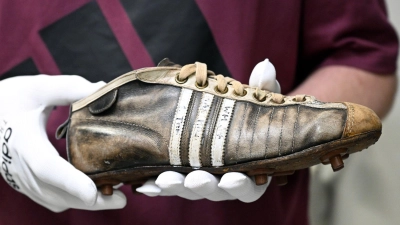 Adidas hat nach einem erfolgreichen ersten Halbjahr seine Prognose für das Gesamtjahr nach oben korrigiert. (Foto: Federico Gambarini/dpa)