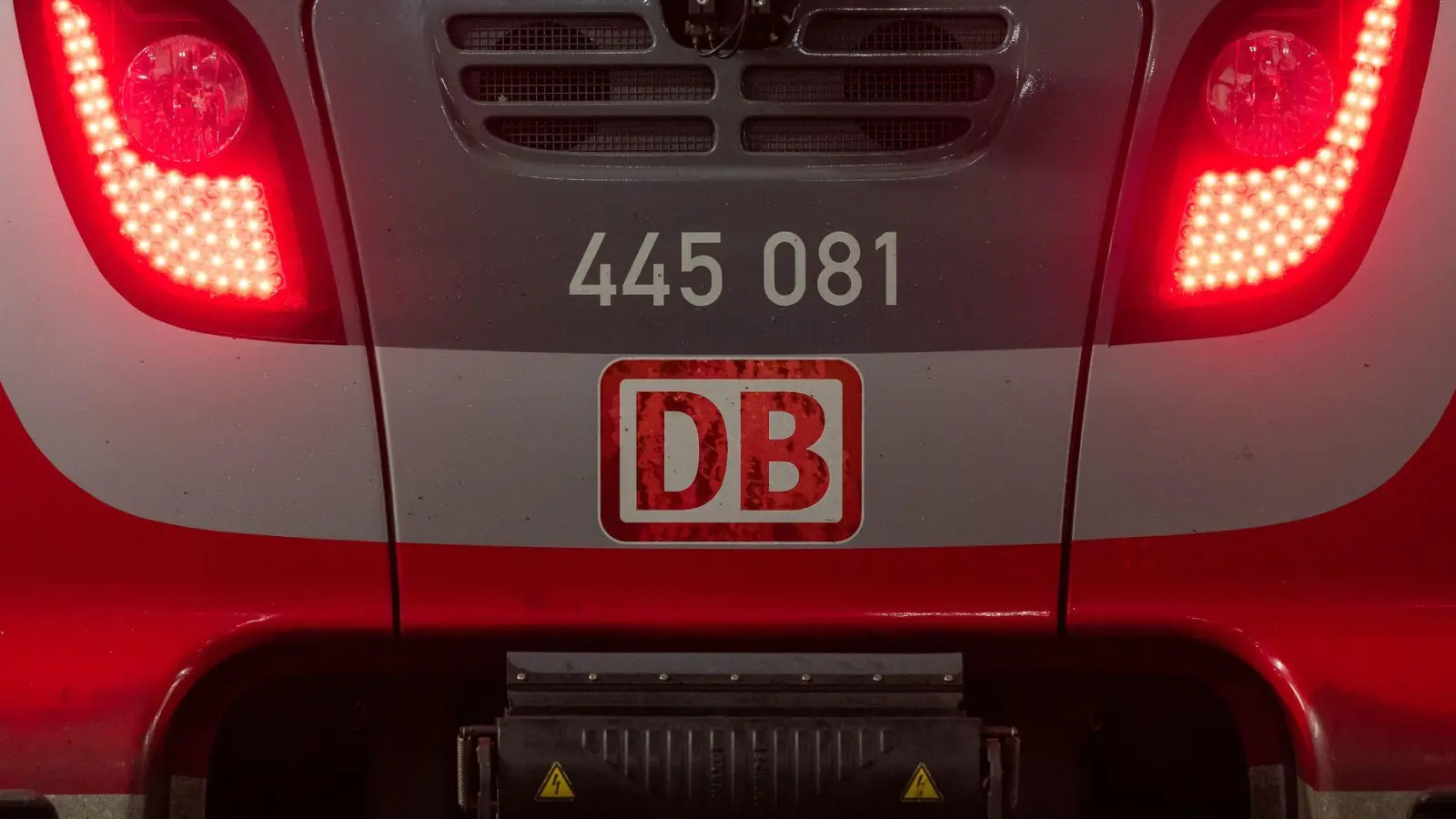 Nach dem Angriff flüchtete der Verdächtige über die Gleise. Für die Fahndung mussten die Gleise gesperrt werden. (Symbolbild) (Foto: Peter Kneffel/dpa)