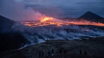 Typisch Island: Vor zweieinhalb Jahren ergoss sich am Fagradalsfjall im Süden Islands ein flüssiger Lavastrom, der sich kilometerlang durchs Tal von Geldingadalir fraß. (Foto: Marco Di Marco/AP/dpa-tmn)