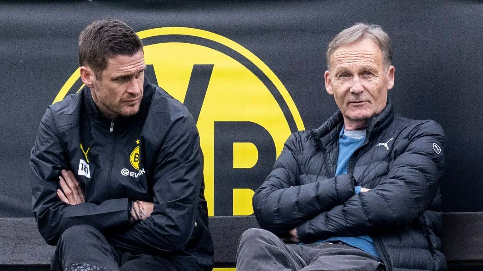 Nach dem baldigen Rückzug von Joachim Watzke (r) könnte Sportdirektor Sebastian Kehl zum Geschäftsführer Sport aufsteigen. (Foto: David Inderlied/dpa)