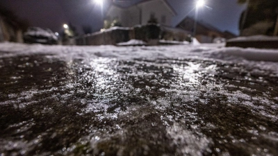 Blitzeis verwandelte Straßen in Bayern in spiegelglatte Rutschbahnen.  (Foto: Armin Weigel/dpa)
