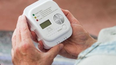 Ein kleines Gerät, das Leben retten kann: Schlägt der Kohlenmonoxid-Melder Alarm, sollte man Wohnung oder Haus verlassen. (Foto: Christin Klose/dpa-tmn)