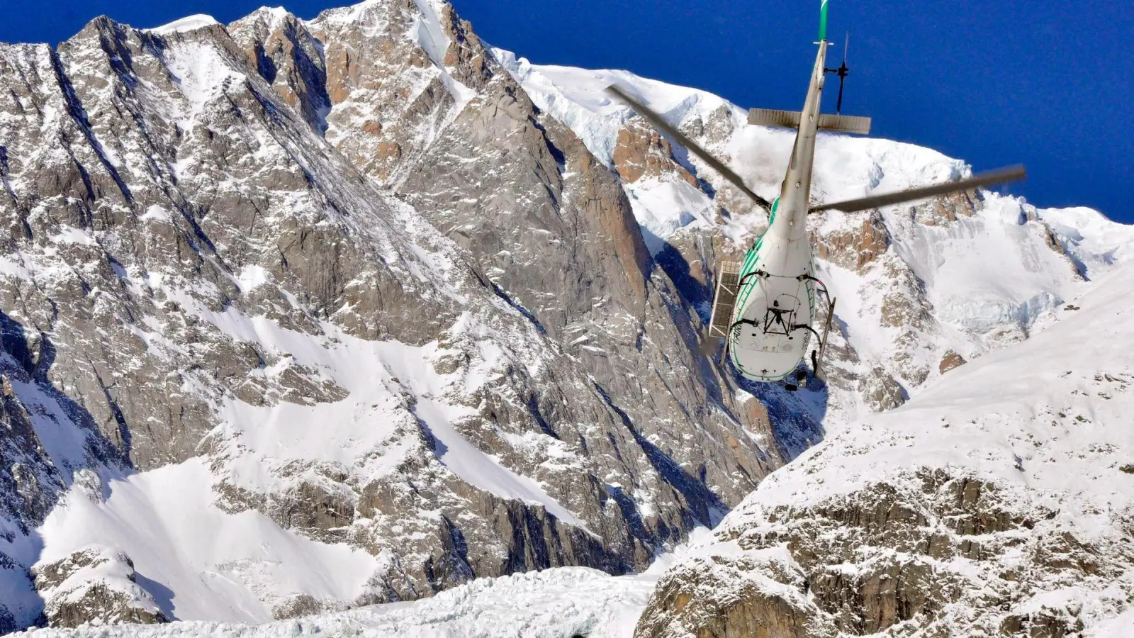 In Norditalien ist ein Mensch durch eine Lawine getötet worden. (Symbolbild) (Foto: Thierry Pronesti/ANSA/AP/dpa)
