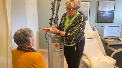 Dr. Kristin Siewert-Neudeck vom Team des MVZ Frauenärzte am Bürgerpark erklärt einer Patientin, wie der spezielle Laser funktioniert. (Foto: Lara Hausleitner)