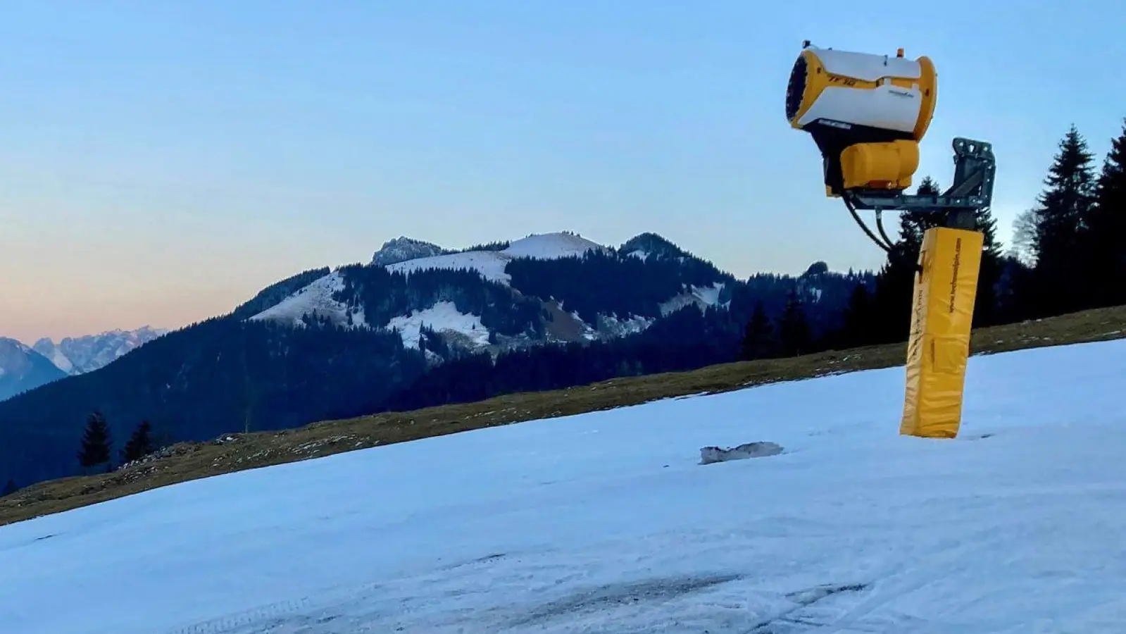 Eine Schneekanone steht auf knapp 1100 Meter Höhe am Sudelfeld: In den Bergen fehlt es an Schnee, selbst für künstliche Beschneiung ist es oft zu warm. (Foto: Sabine Dobel/dpa)