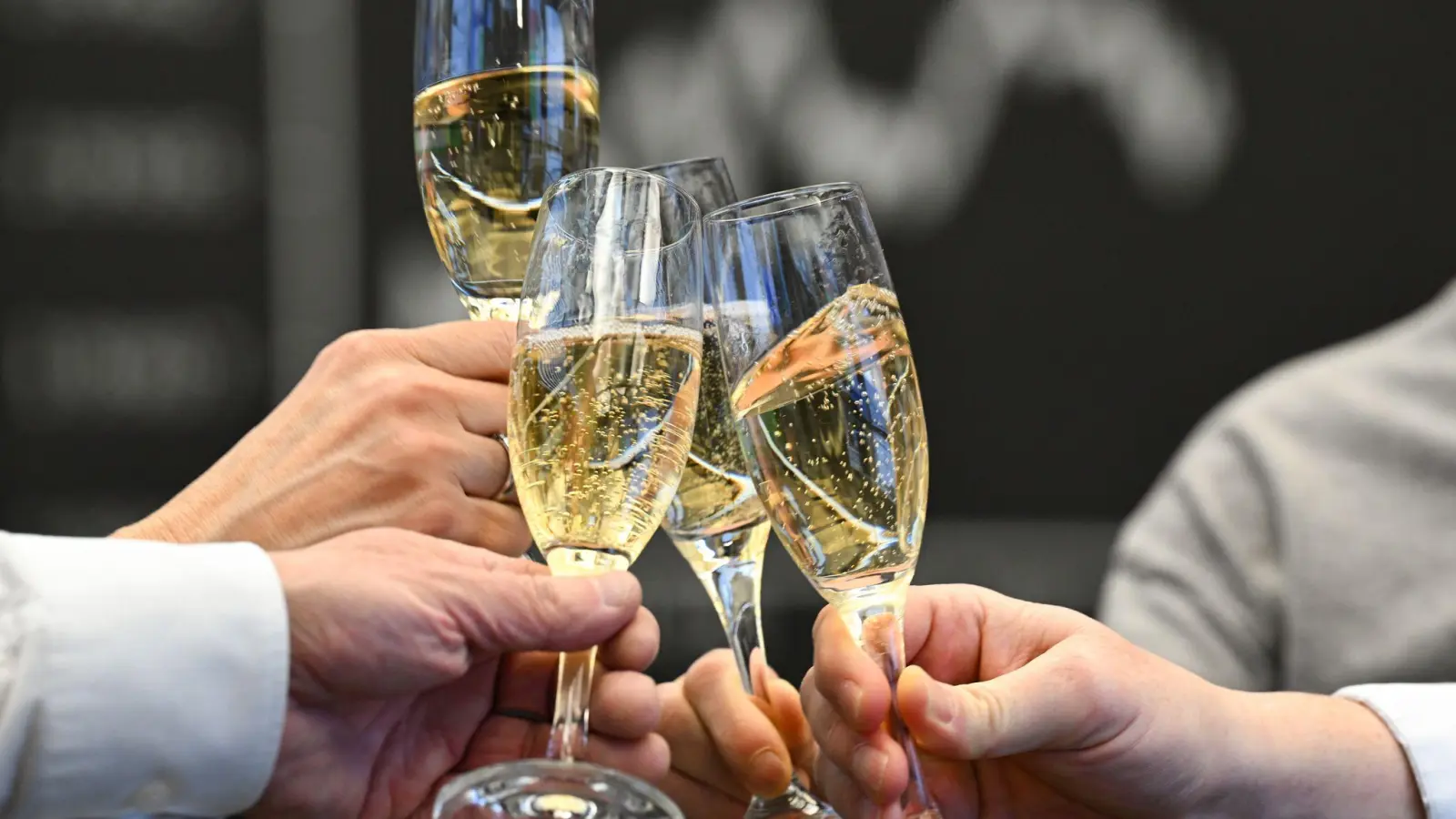 Weltweit gibt es geschätzt so viele Dollar-Millionäre wie nie. (Symbolbild) (Foto: Arne Dedert/dpa)