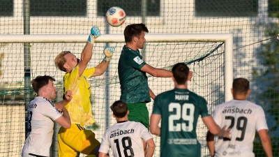 SpVgg-Torwart Nils Leidenberger kommt vor Bastian Bösl an den Ball. Links Verteidiger Matthias Hahn. (Foto: JT-Presse/Johannes Traub)