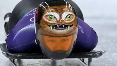  Helm mit Biss: Bei den Olympischen Winterspielen trägt die nordkoreanische Skeleton-Pilotin Hong Sujung im Training einen ausgefallenen Kopfschutz. (Foto: Robert Michael/dpa)