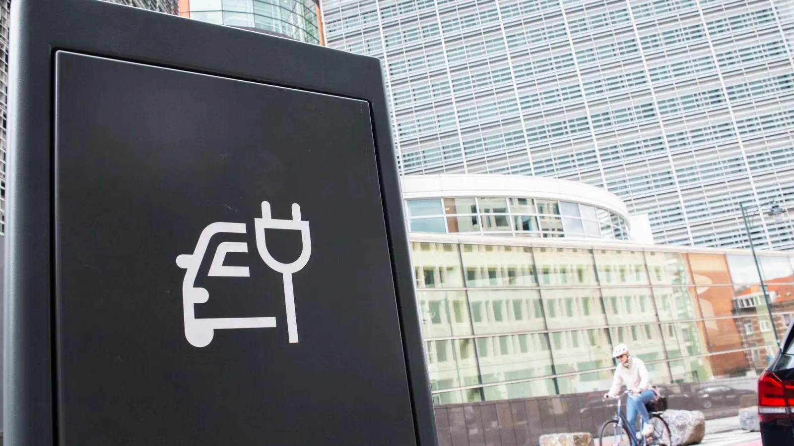 Eine Studie sieht die europäische Autoindustrie auf gutem Weg zu mehr Elektromobilität und warnt vor den Auswirkungen durch Verzögerungen. (Archivbild)   (Foto: Alicia Windzio/dpa)