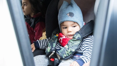Kindersicherheit im Auto beginnt mit dem passenden Sitz und der richtigen Befestigung. (Foto: Christin Klose/dpa-tmn)