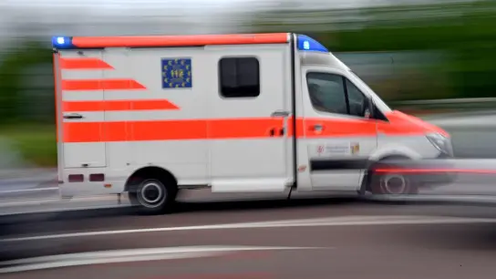 Ein Krankenwagen fährt mit Blaulicht auf einer Straße. (Foto: Hendrik Schmidt/dpa-Zentralbild/ZB/Symbolbild)