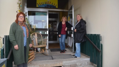 Marion Winkel, Claudia Schilling und Evi Siebachmeyer vom Helferkreis der Gemeinde Wilburgstetten (von links) vor dem Eingang der bisherigen Begegnungsstätte im ehemaligen Kindergarten an der Bahnhofstraße, die bis spätestens Ende Februar 2026 geräumt werden muss.<br> (Foto: Peter Tippl)