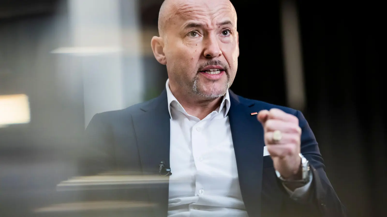 Alexander Hoffmann meint: Europa müsse „auf der ganzen Klaviatur“ der Verteidigungsfähigkeit spielen. (Foto: Christoph Soeder/dpa)