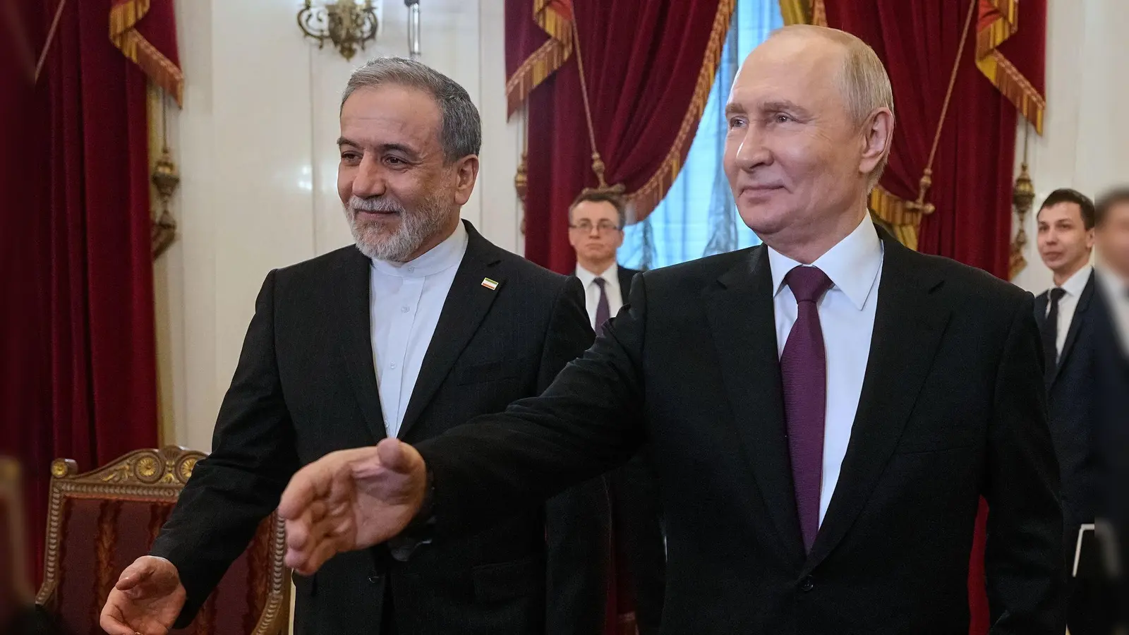 Der russische Präsident Wladimir Putin, rechts, und der iranische Außenminister Abbas Araghtschi sprachen in Moskau über den Iran-Krieg (Foto: Dmitri Lovetsky/Pool AP/AP/dpa)