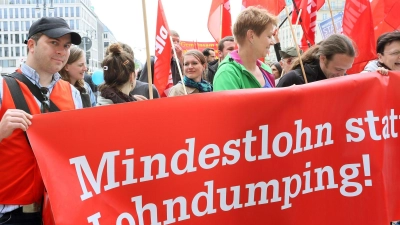 „Mindestlohn statt Lohndumping!“: Der Streit um eine weitere Erhöhung des Mindestlohns in Deutschland geht weiter. (Foto: picture alliance / dpa)