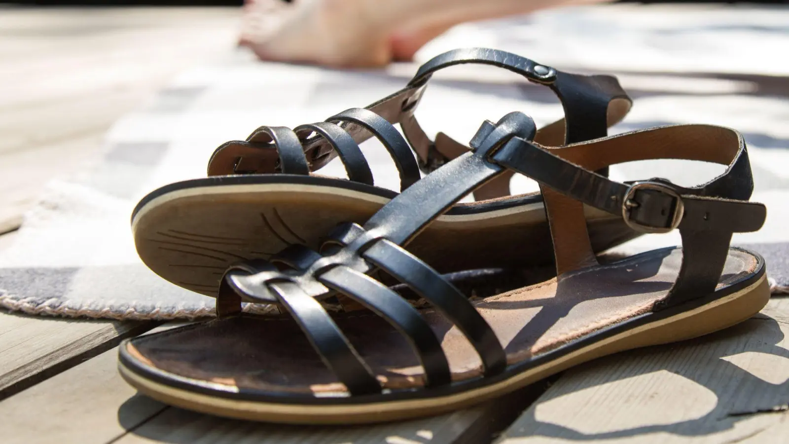 Auf den Halt kommt es an: Wer rückenfreundlich unterwegs sein will, sollte Sandalen mit anatomisch geformtem Fußbett und verstellbaren Riemen wählen. (Foto: Christin Klose/dpa-tmn)