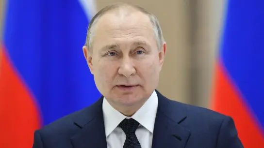 Russlands Präsident Wladimir Putin lächelt die Sanktionen des Westens weg. (Foto: Evgeny Biyatov/Pool Sputnik Kremlin/AP/dpa)