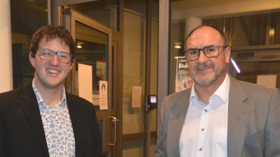 Verfolgten den Ausgang der Bürgermeisterwahl im Rathaus: Jörg Edelmann, Kandidat des Bürgerbündnisses (links), und CSU-Kandidat Jochen Reuter sind in der nächsten Runde. Die Stichwahl findet am 22. März statt. (Foto: Markus Weinzierl)