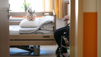 Soll die Pflege im Heim teurer werden, muss die Leitung das rechtzeitig ankündigen.  (Foto: Sebastian Kahnert/dpa/dpa-tmn)