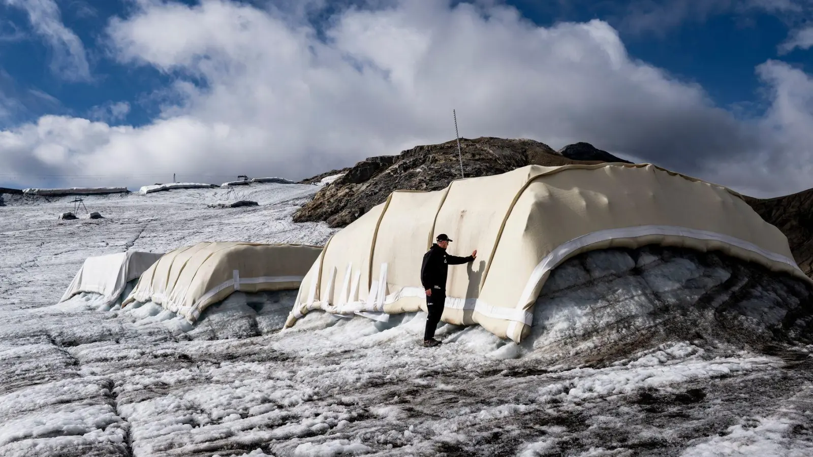 Schafswolle als Schmelzschutz: Mit Decken sind Bereiche des Tsanfleurongletschers im Schweizer Kanton Wallis abgedeckt. (Foto: Jean-Christophe Bott/KEYSTONE/dpa)