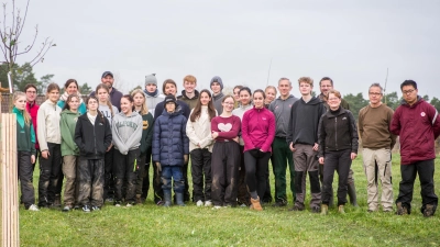Viele Hände, schnelles Ende: Mit zahlreichen Helferinnen und Helfer wurde die Fläche neu mit verschiedenen Bäumen bepflanzt. (Foto: GZV Wittenbach)