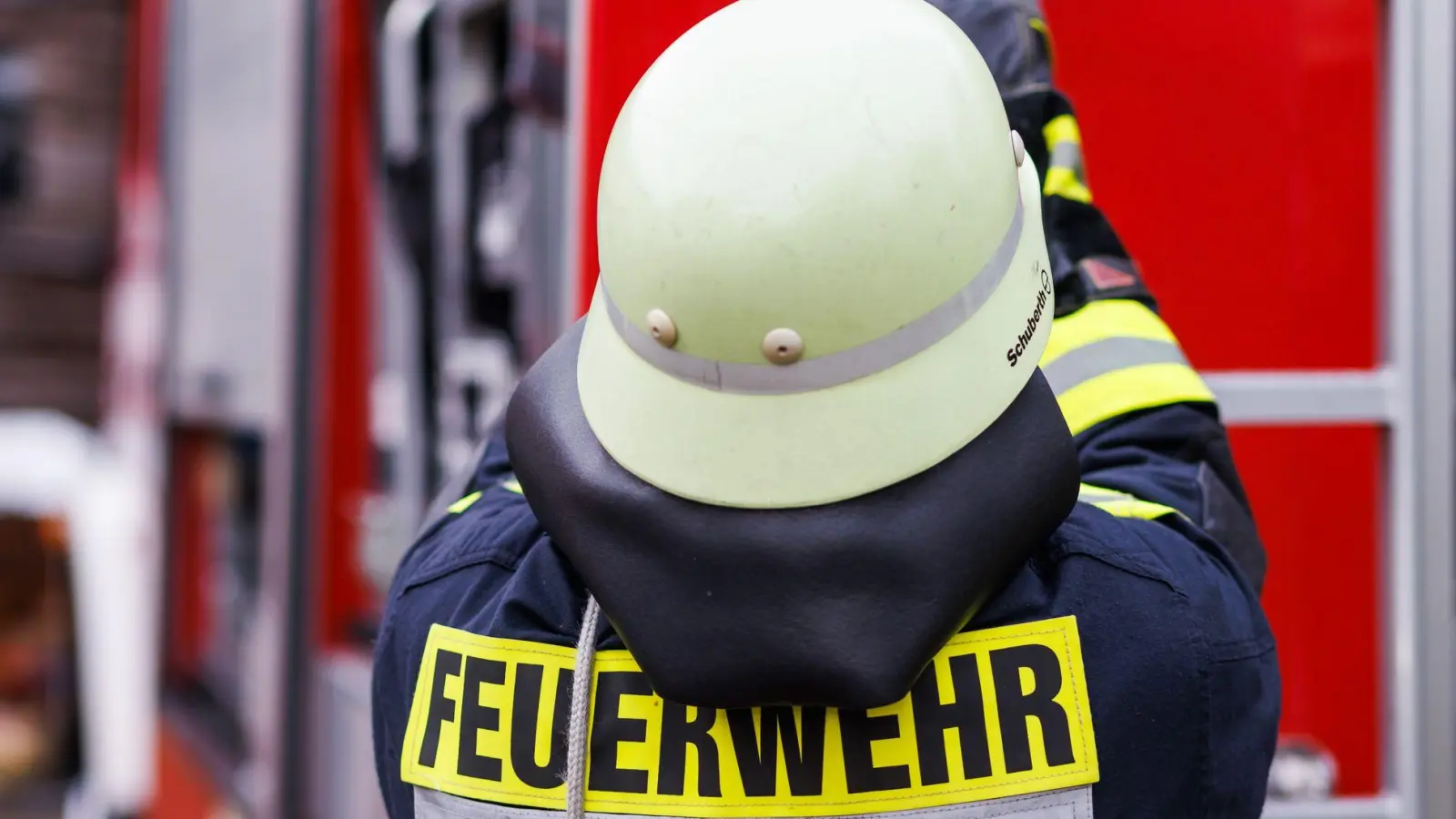 Feuerwehrleute müssen binnen weniger Tage mehrere kleinere Waldbrände in und um die Landeshauptstadt herum löschen. (Symbolbild) (Foto: Philipp von Ditfurth/dpa)