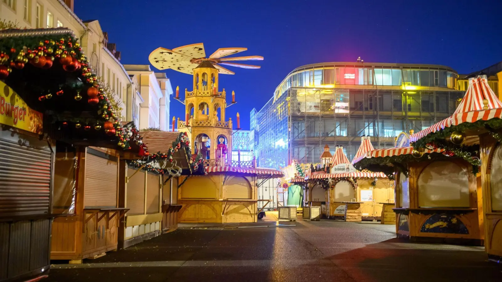 Der Magdeburger Weihnachtsmarkt wartete bis zuletzt auf die offizielle Genehmigung - nun kann es übermorgen losgehen. (Archivbild) (Foto: Klaus-Dietmar Gabbert/dpa)