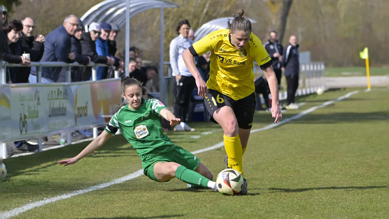 Meike Bohn (rechts, hier im Spiel gegen Herrenberg) köpfte den SV Weinberg mit 1:0 in Führung.  (Foto: Martin Rügner)