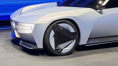 Blade Runner? Nicht ganz, aber die Studie Opel STX Concept kommt ziemlich futuristisch daher. (Foto: Thomas Geiger/dpa-tmn)