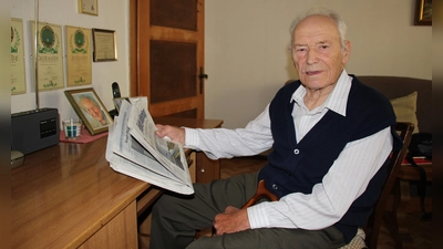 Michael Auer feiert am 9. September seinen 99. Geburtstag. Die Lektüre der Fränkischen Landeszeitung ist für ihn eine der ersten Tätigkeiten des Tages. (Foto: Gudrun Trabert)