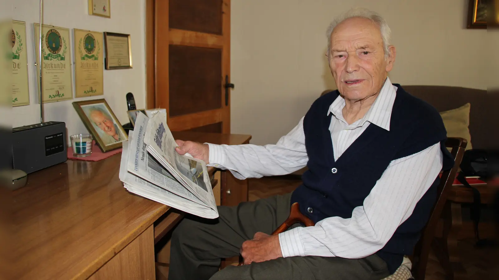 Michael Auer feiert am 9. September seinen 99. Geburtstag. Die Lektüre der Fränkischen Landeszeitung ist für ihn eine der ersten Tätigkeiten des Tages. (Foto: Gudrun Trabert)