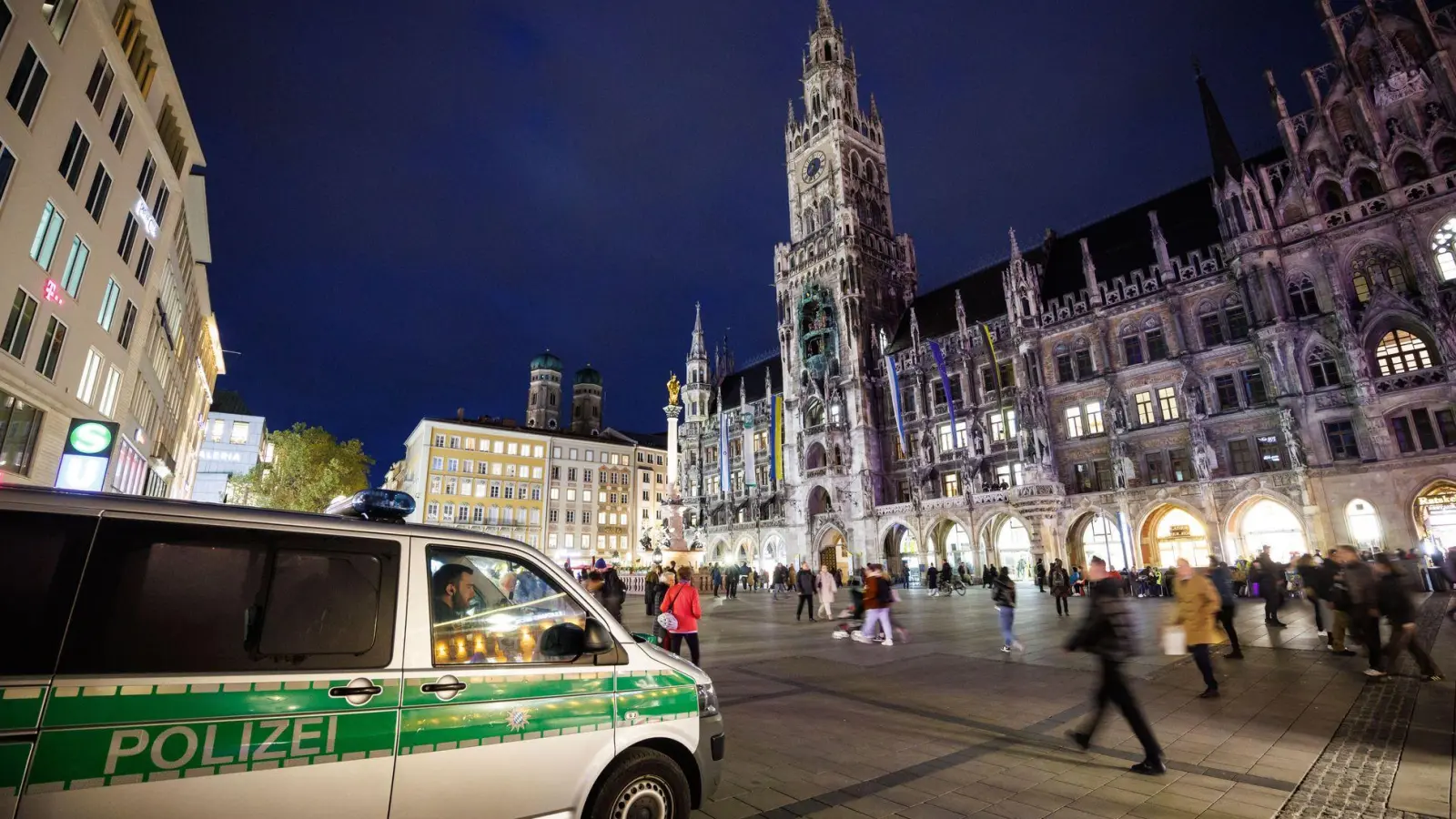 Ein Grund für die zumeist gute Sicherheitslage in Bayerns Großstädten ist die vielerorts spür- und sichtbare Polizeipräsenz. (Symbolbild)  (Foto: Matthias Balk/dpa)