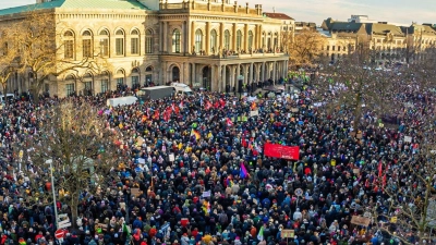 Zahlreiche Menschen nehmen an einer Demonstration gegen Rechtsextremismus in Hannover teil. Aber wie viele eigentlich genau? (Foto: Moritz Frankenberg/dpa)