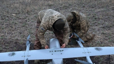 Zwei ukrainische Soldaten der 22. mechanisierten Brigade bereitet den Start einer Mittelstrecken-Drohne vor (Archivbild). (Foto: Efrem Lukatsky/AP/dpa)
