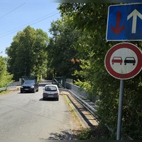 Die Wulkersdorfer Brücke wurde so eingeengt, dass nur ein Fahrzeug auf einmal sie passieren kann. In drei oder vier Jahren soll mit dem Neubau begonnen werden.  (Foto: Rainer Weiskirchen)