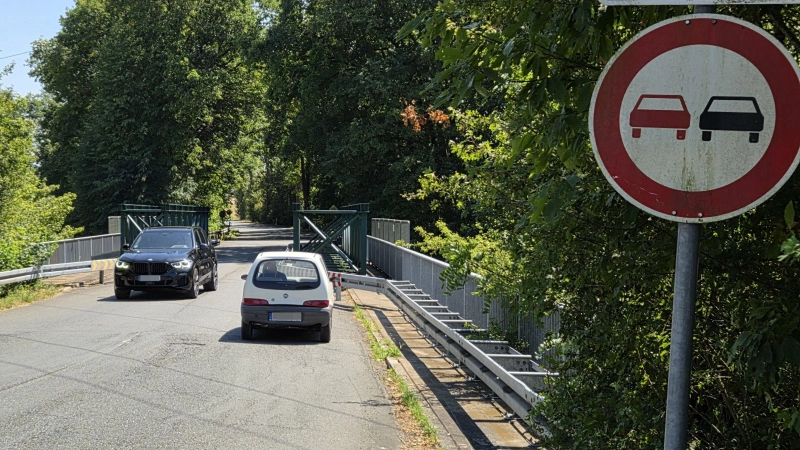 Die Wulkersdorfer Brücke wurde so eingeengt, dass nur ein Fahrzeug auf einmal sie passieren kann. In drei oder vier Jahren soll mit dem Neubau begonnen werden.  (Foto: Rainer Weiskirchen)