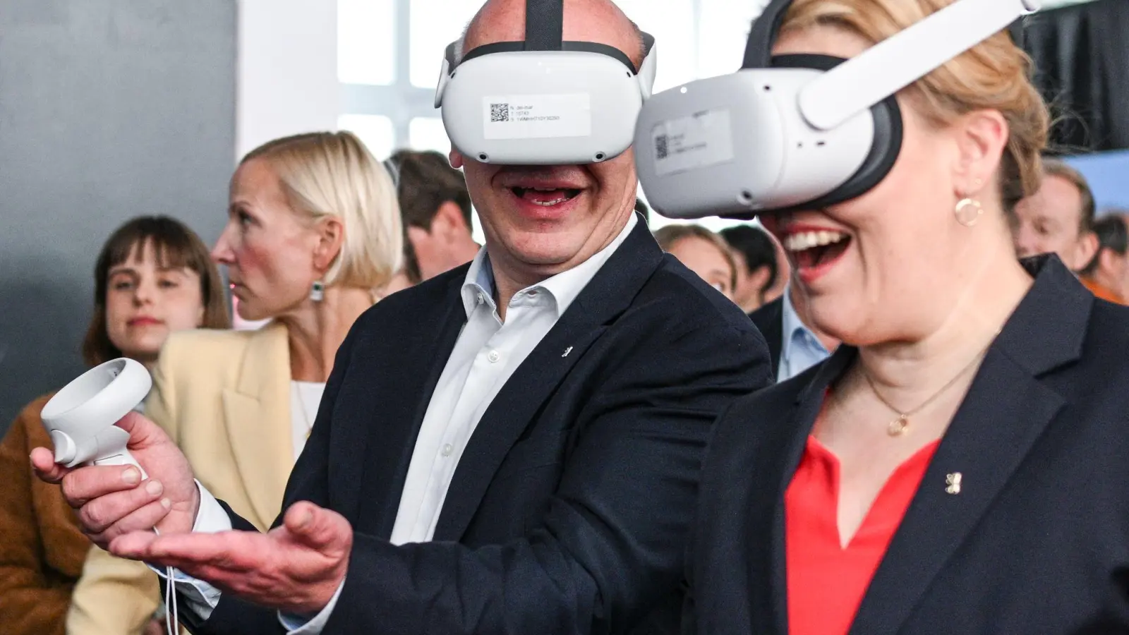 Berlins Regierender Bürgermeister Kai Wegner (CDU) und Wirtschaftssenatorin Franziska Giffey (SPD) sehen Berlin als wichtigsten Gaming-Standort Deutschlands.   (Foto: Jens Kalaene/dpa)