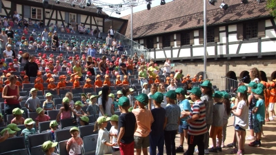 Während die Vorschulkinder im Wechsel auf die Kreuzgang-Bühne durften, bildeten die Kleineren einen großen, bunten Tribünen-Chor. (Foto: Jasmin Kiendl)