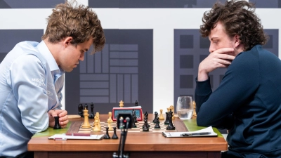 Der Norweger Magnus Carlsen (l) sitzt dem US-Amerikaner Hans Niemann in einer Schachpartie gegenüber. (Foto: Crystal Fuller/Saint Louis Chess Club/dpa)