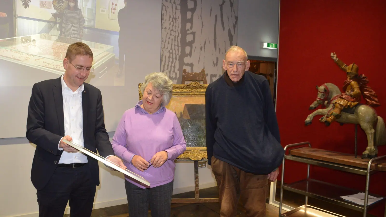 Der Vorsitzende des Historischen Vereins Alt-Dinkelsbühl, Dr. Jürgen Ludwig, würdigte die Verdienste von Friedhelm Schaper (rechts) und der ehemaligen Museumsleiterin Ingrid Metzner. (Foto: Peter Tippl)