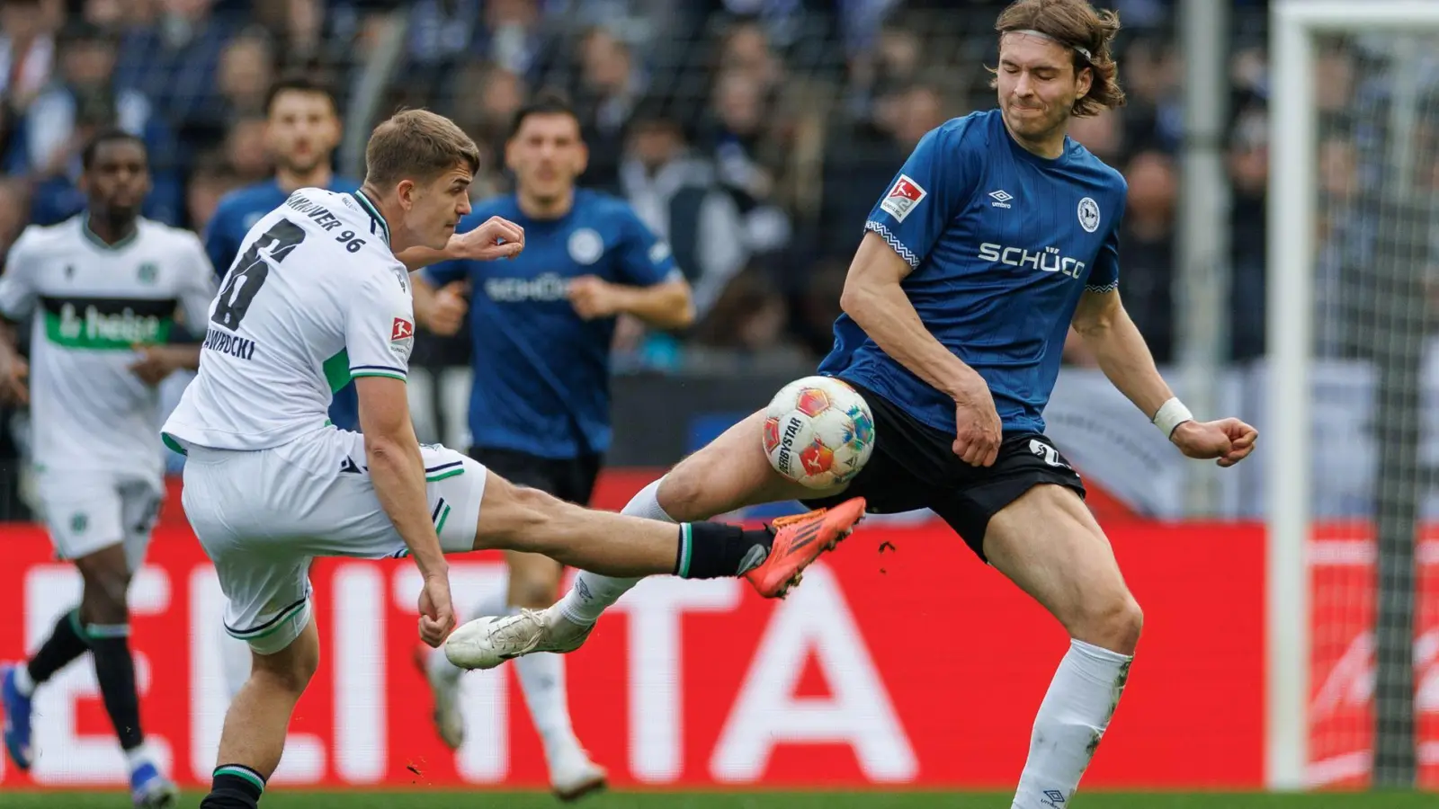 Ein Spiel mit wenig Höhepunkten: Bielefeld gegen Hannover. (Foto: Friso Gentsch/dpa)