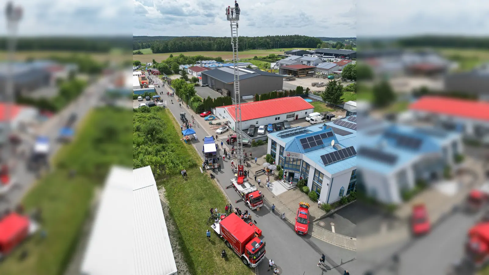 Hoch hinauf ging es bei der Blaulichtmeile für jene Kinder, die am Gewinnspiel teilnahmen und alle Fragen richtig beantworteten. (Foto: Mirko Fryska)